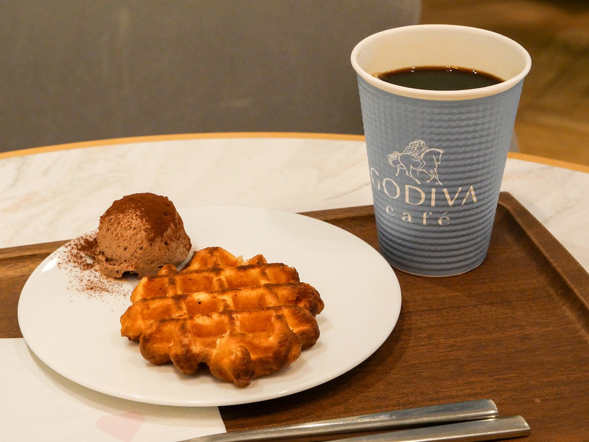 モーニングAセット「ベルギーワッフル チョコレートムース添え」(ドリンク付、税込630円)(筆者撮影)