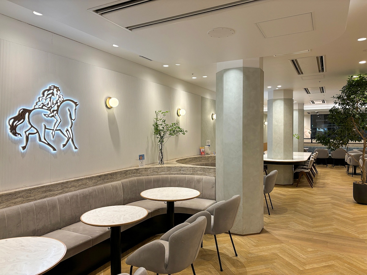 「GODIVA cafe Minatomirai」内観。ソファやテーブル席、カウンター席などさまざま(筆者撮影)