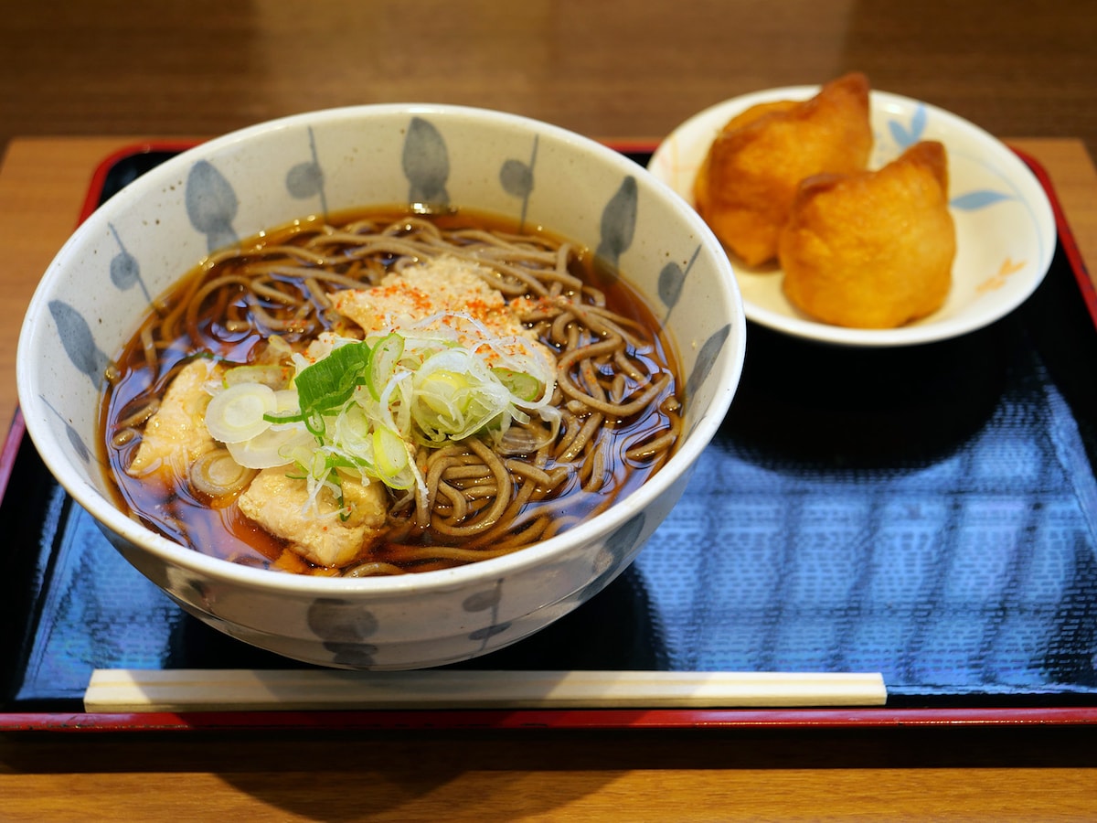 名物の「とり肉そば」(税込440円)と「いなり」(2個、税込160円)(筆者撮影)