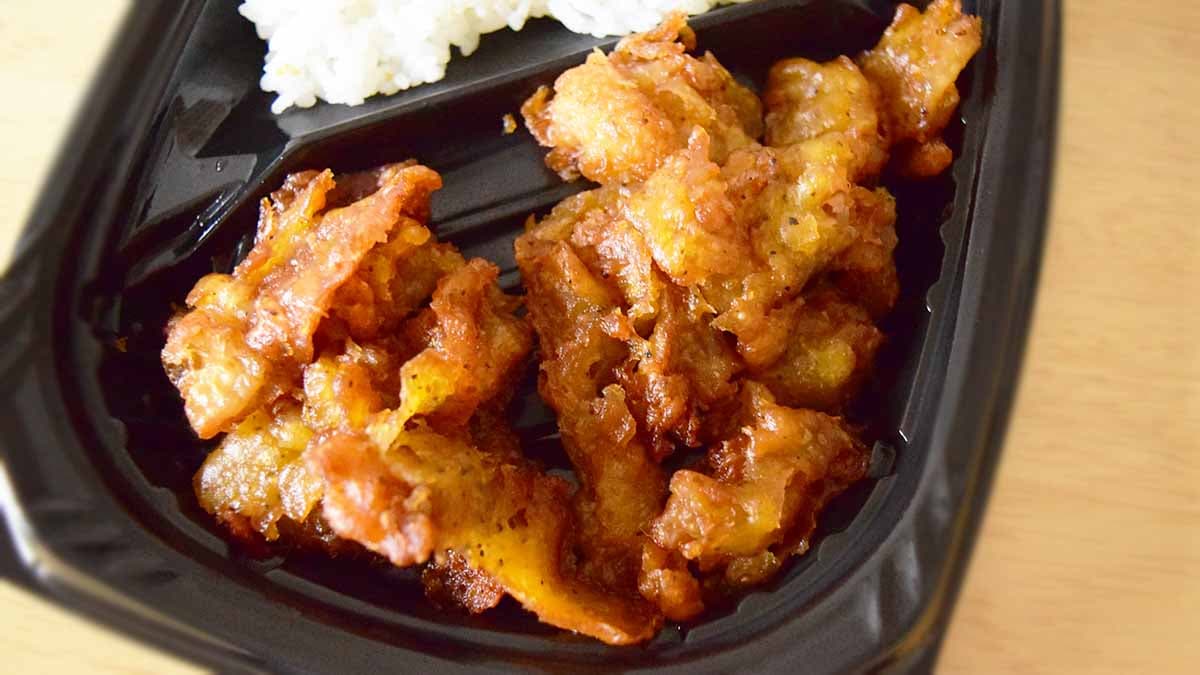 筆者の手にした「フライドチキンの皮だけ弁当」のフライドチキンの皮は9個入り。