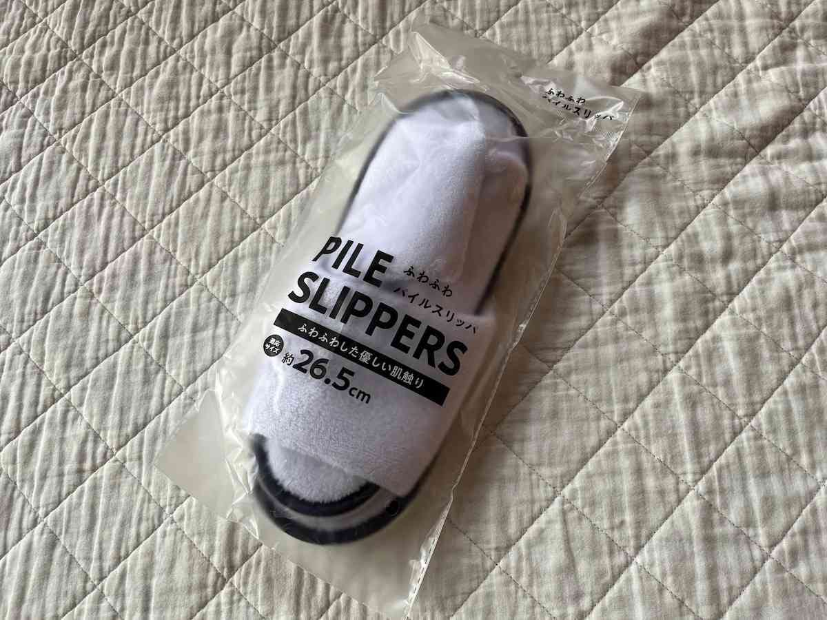 セリアの「ふわふわパイルスリッパ」