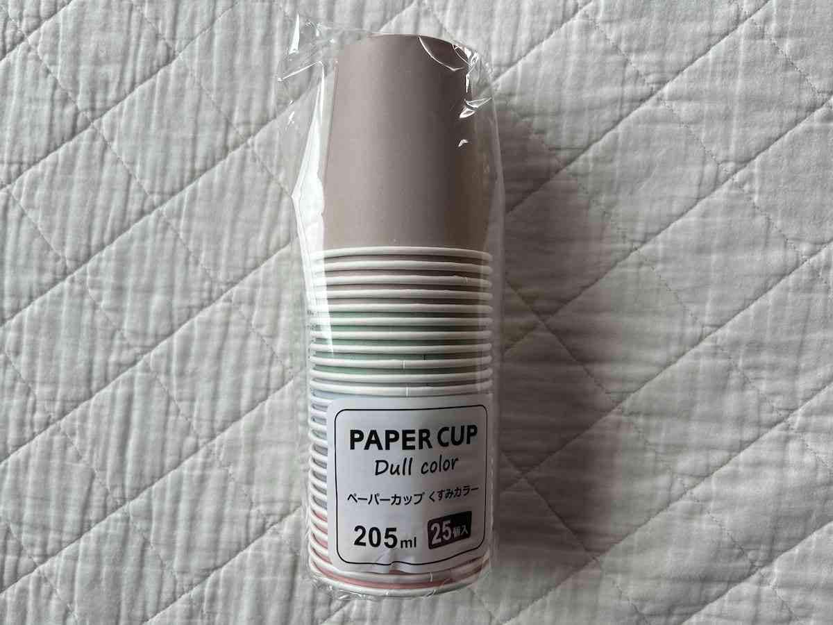 セリアの「ペーパーカップ くすみカラー 205ml 25個入」