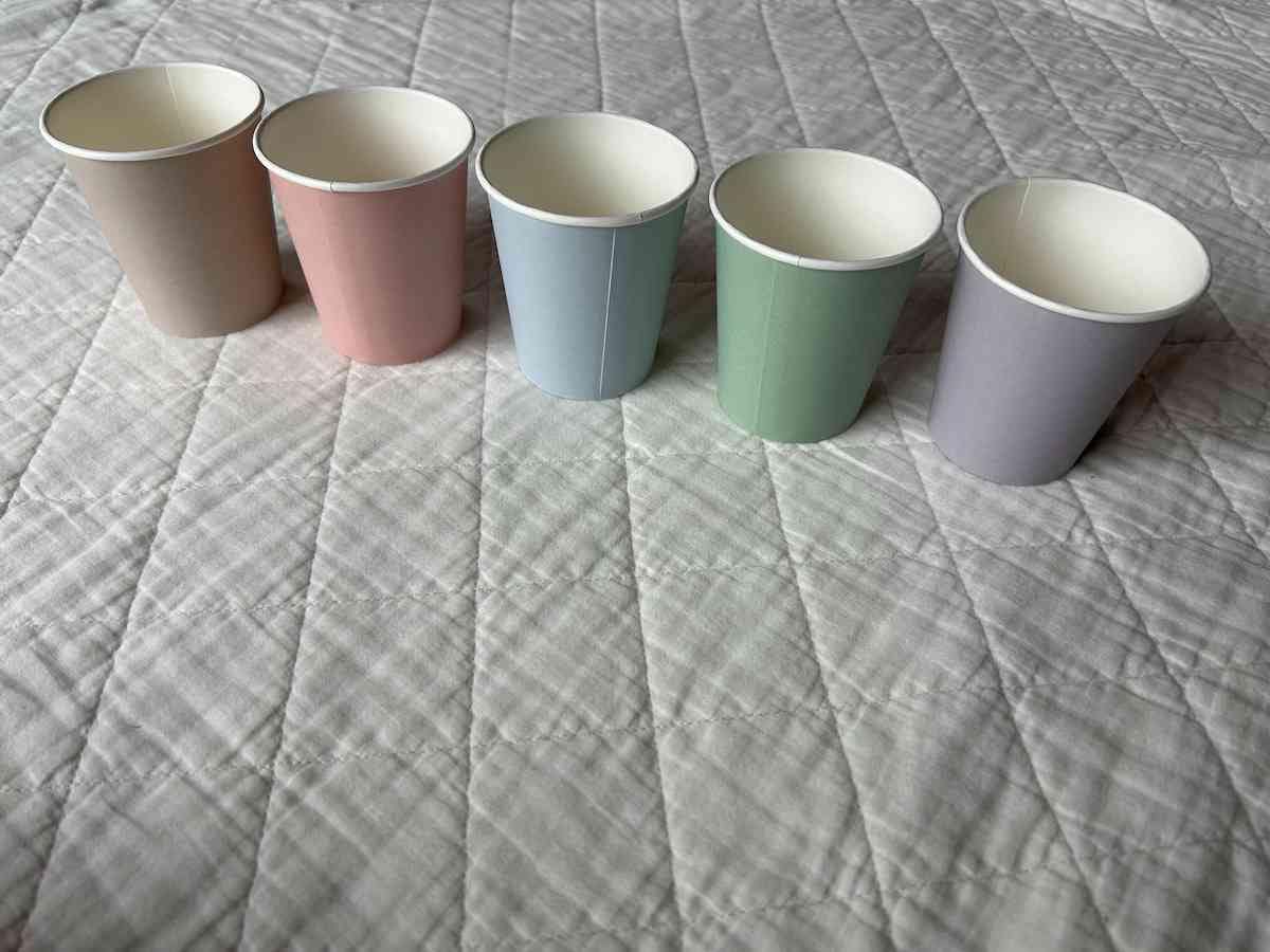 セリアの「ペーパーカップ くすみカラー 205ml 25個入」のカラーは5種類