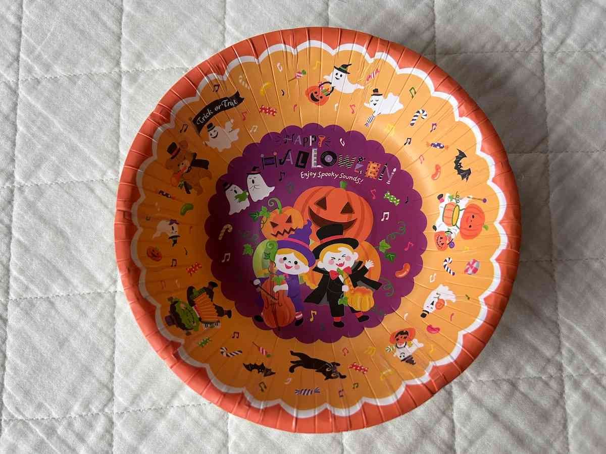 セリアの「ペーパーボウル 5P キッズ ハロウィン」はハロウィンにあわせて使いたい