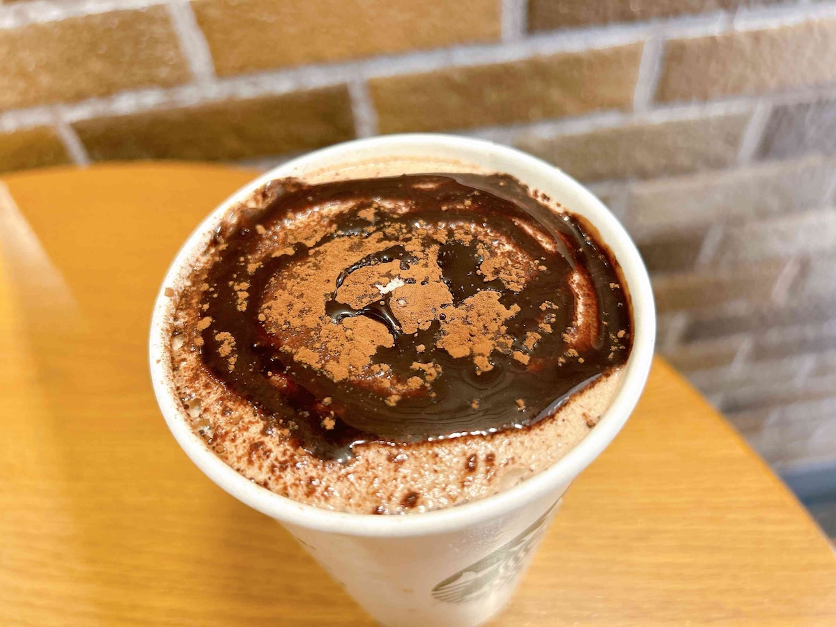 「ダークチョコレートパウダー多め」「チョコレートソース追加」の無料カスタムを加えるだけでもゴージャスに