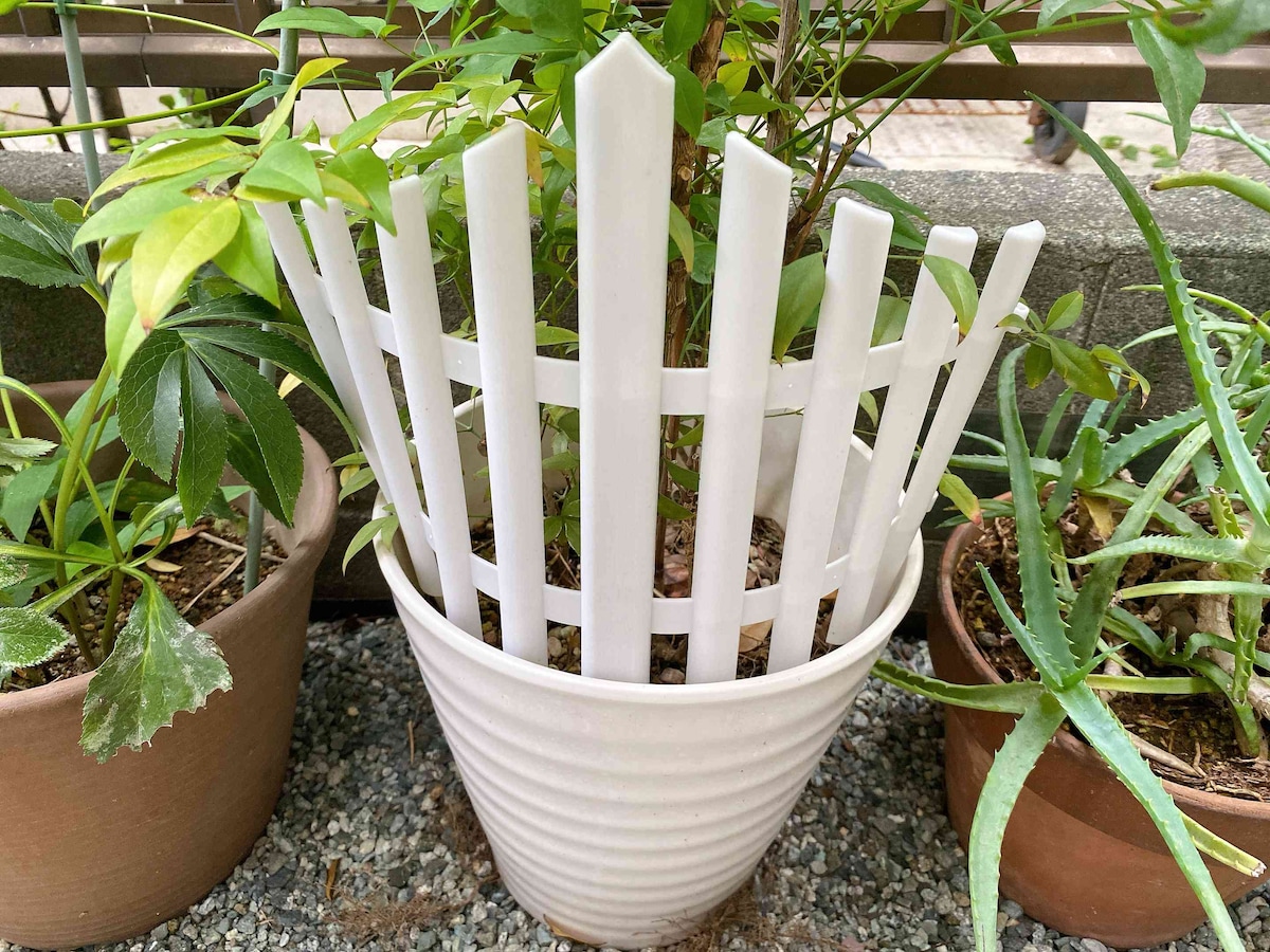 やわらかい素材なので鉢植えに沿って使うこともできる