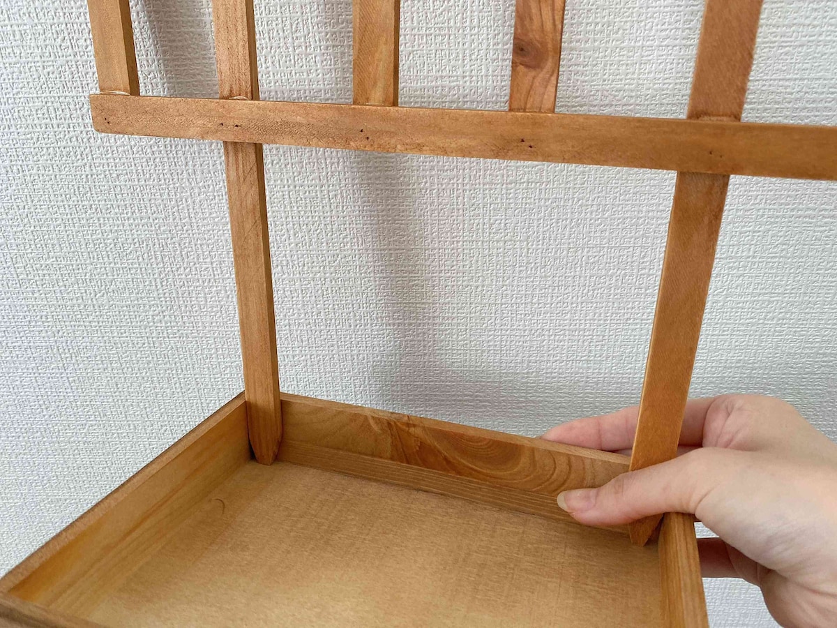 1.木製トレイと木製フェンスを組み合わせ、足を切る部分を決めて線を引く