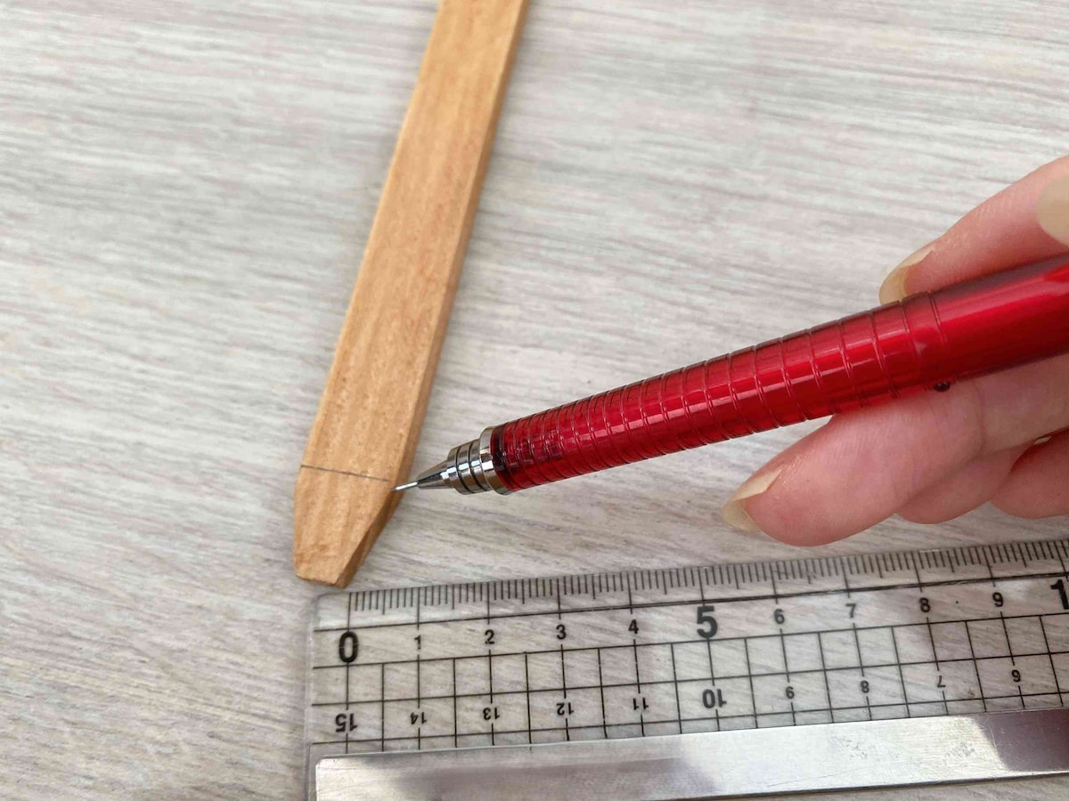 切る部分にシャーペンで目印を付けて
