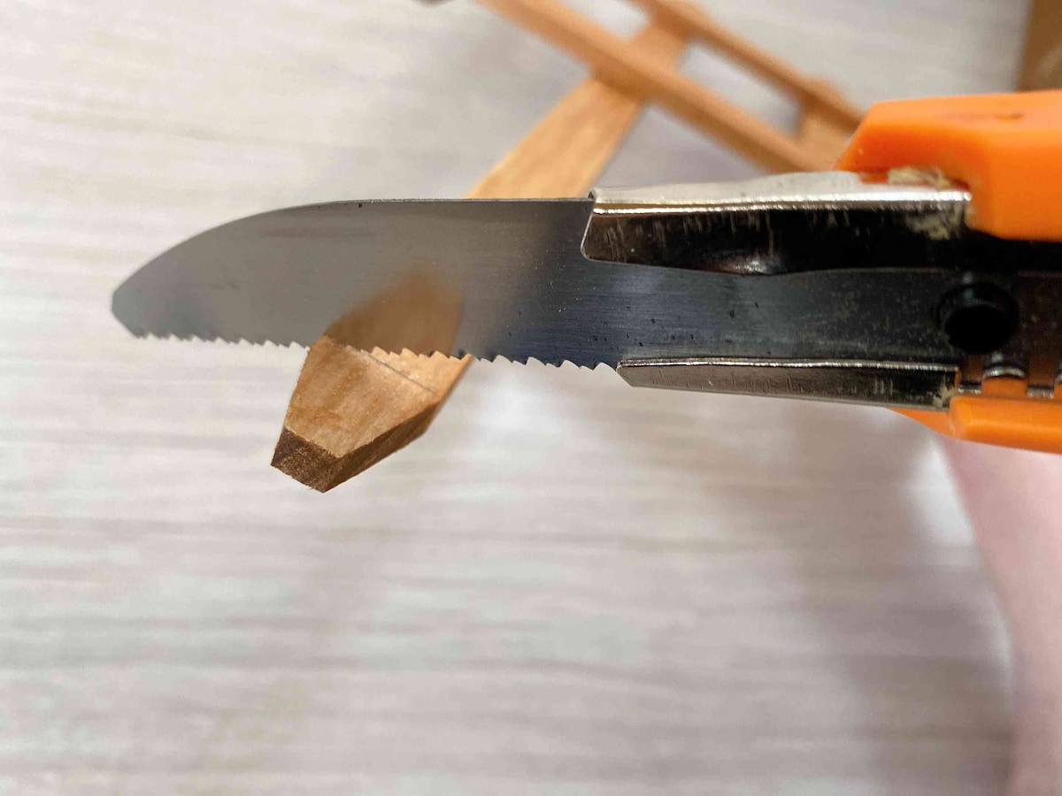 2.線に合わせてのこぎりカッターで切る