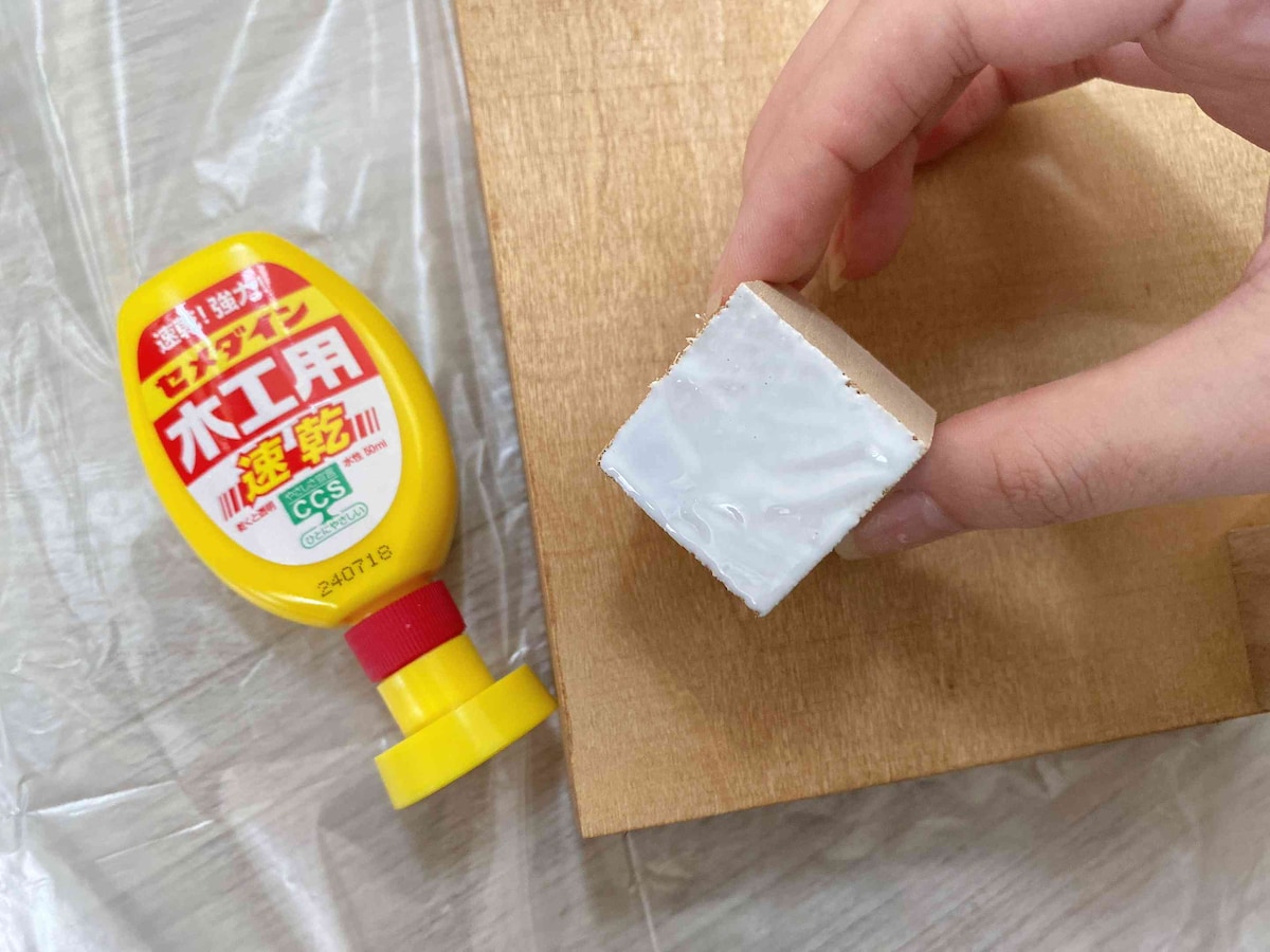 4.木製トレイに木製立方体を接着する