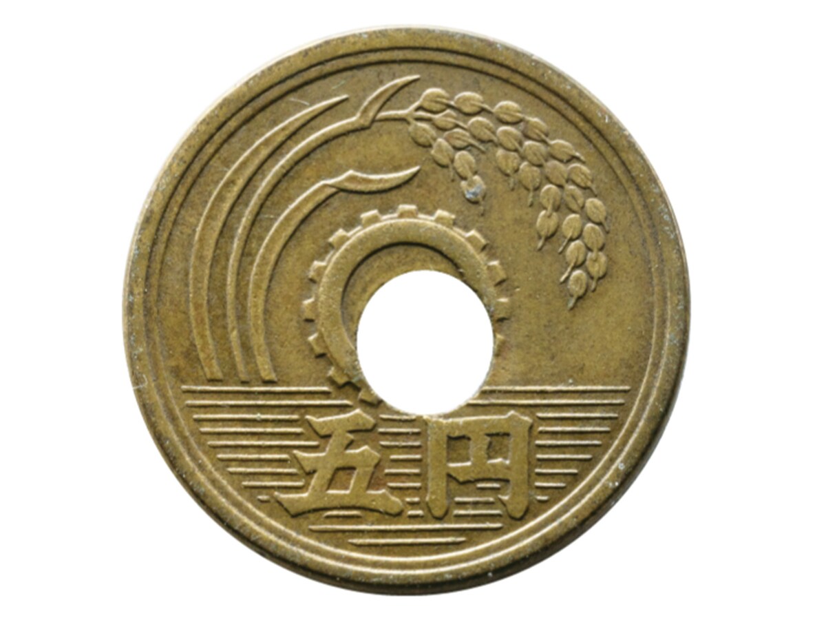 価値が6000倍以上になった5円玉 ※画像出典：銀座コインオークション「第120回 入札誌『銀座』」 Lot番号：609 5円黄銅貨 昭和28年 穴ズレエラー