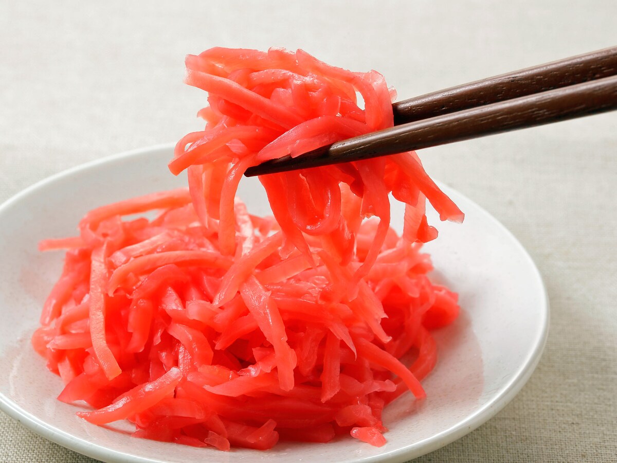 出汁をとった薄味の煮物に紅しょうがをどんっとのせるなんて……