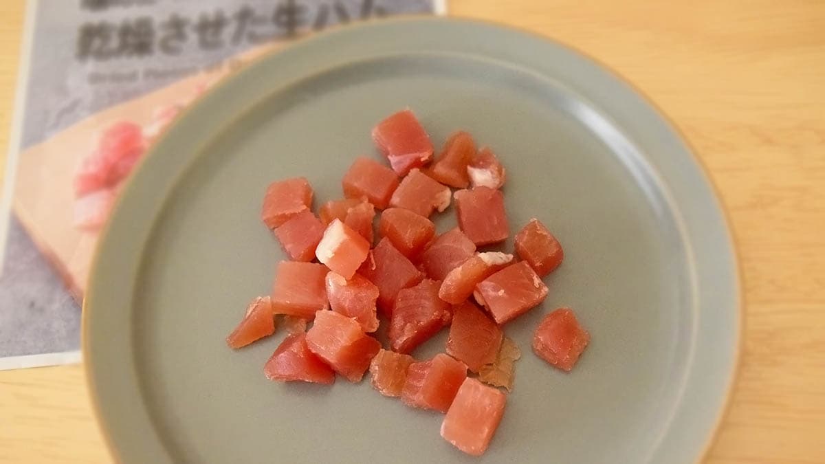 ダイス状の生ハムが入っています。