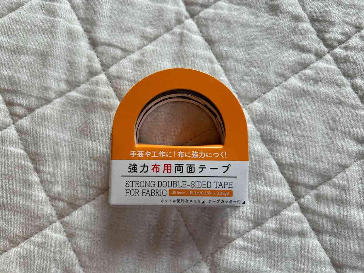 ダイソーの「強力布用両面テープ（5mm×3m）2巻入」
