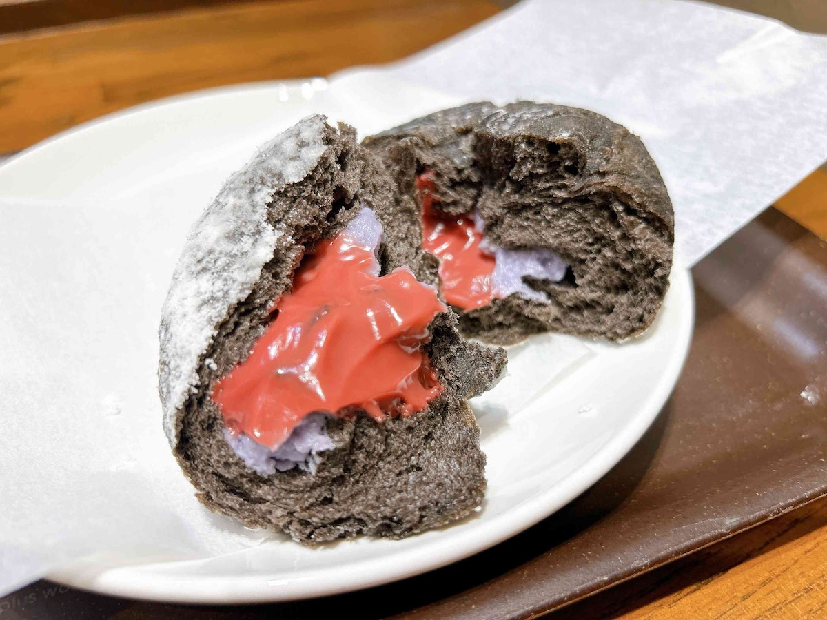 赤のラズベリーソース、紫のブルーベリークリームと生地のコントラストがきれい