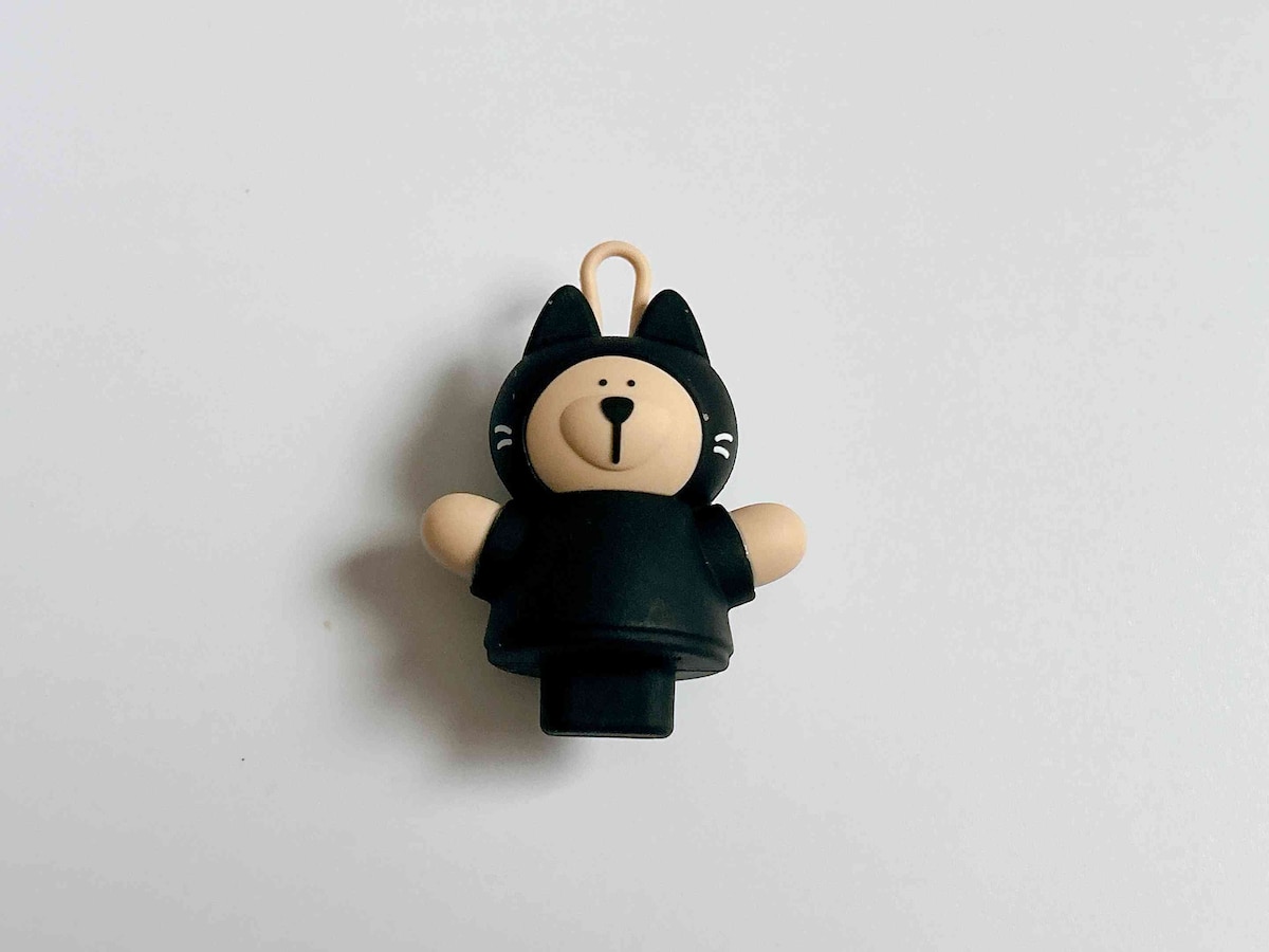 セットで買える「リユーザブルカップ専用ドリンクホールキャップベアリスタ」も黒猫の仮装をしたハロウィン仕様に