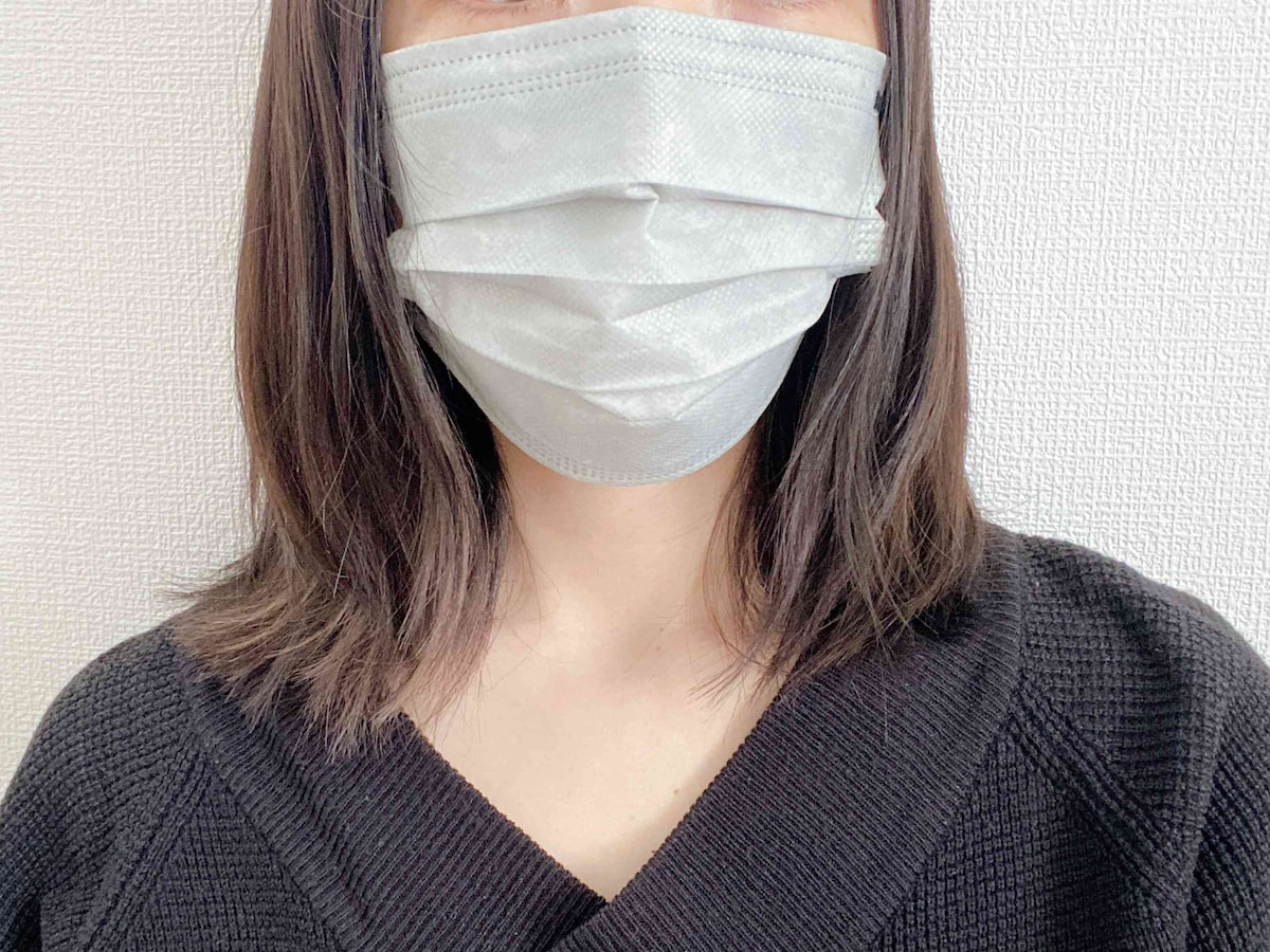 本体に入った切れ込みが顔にフィットしやすい