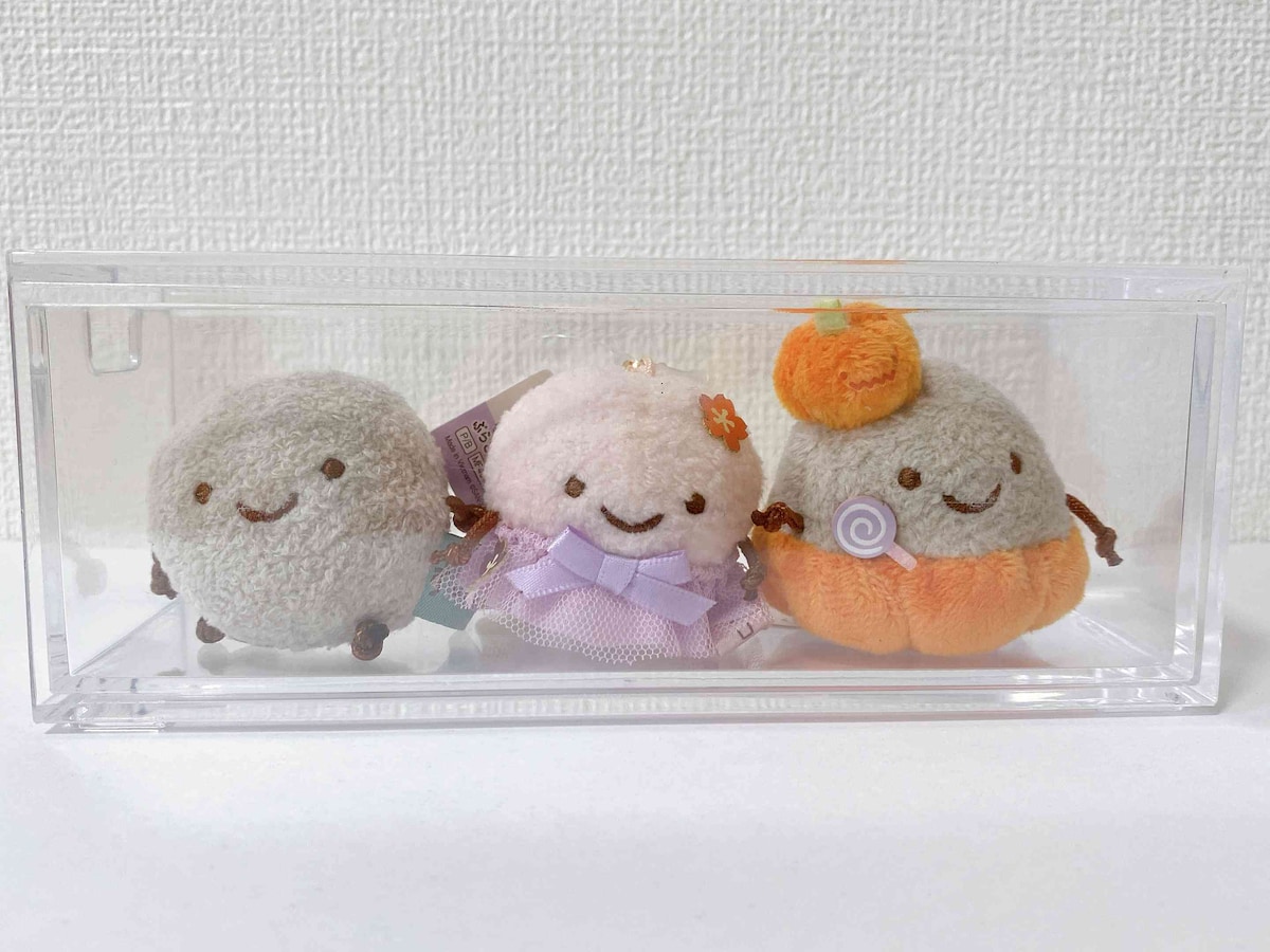 「重なる透明収納ケース（1段引き出し）」に『すみっコぐらし』のマスコットをぎゅっとディスプレイ