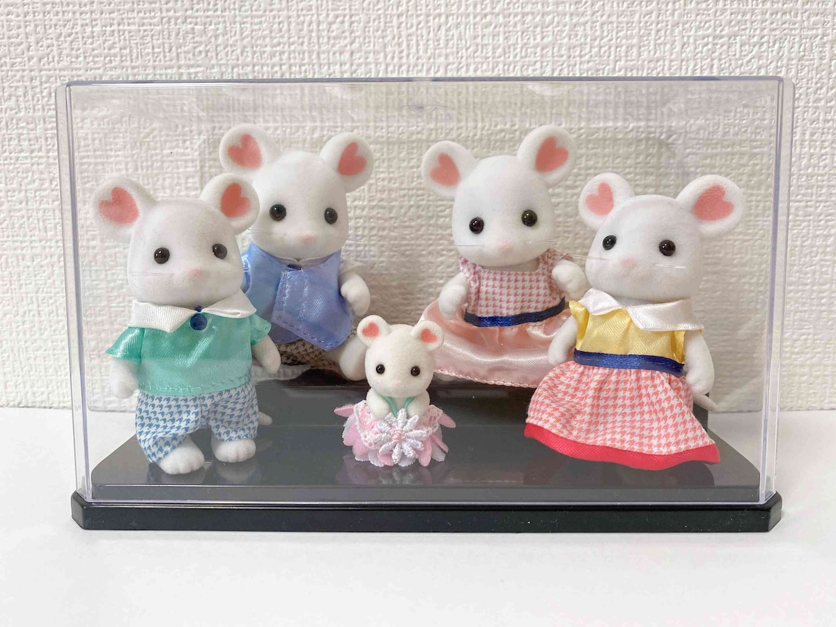 「コレクションボックス ミニ ひな壇台座」は『シルバニアファミリー』のディスプレイに大活躍！