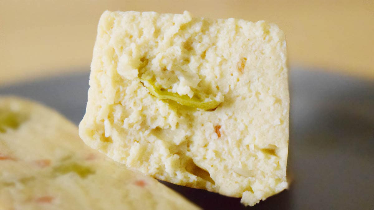 おからが入っているからか少しパサつきはありますが、ほぼほぼ豆腐らしい食感。