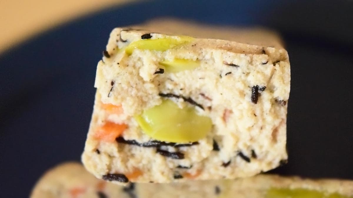 食感は豆腐で、和風煮物のような甘辛い味付け。