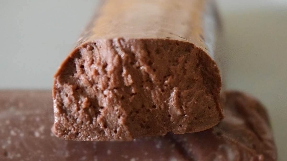 味わいはビターなガトーショコラで、食感は生チョコレートと豆腐が混ざり合っている印象。