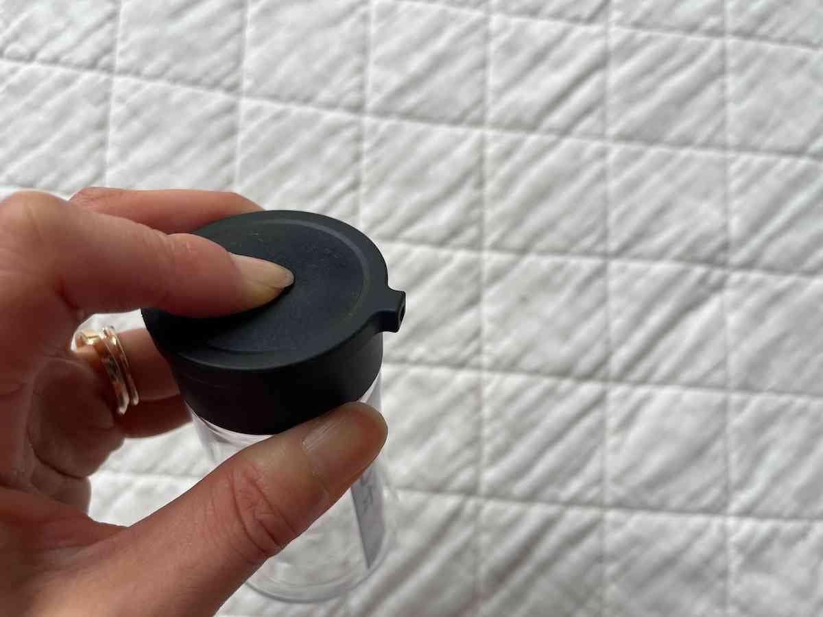 ダイソーの「ワンプッシュしょう油ボトル」はふたを押して使う