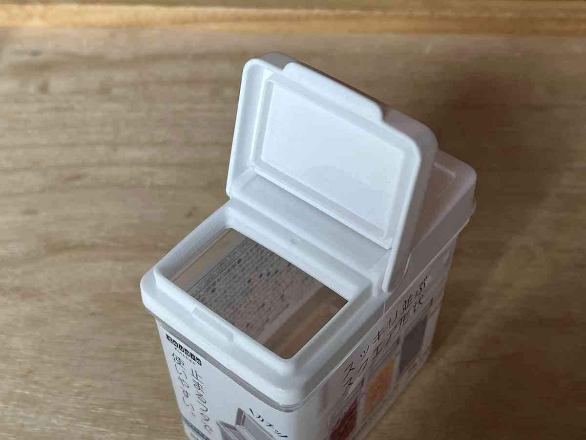 セリアの「調味料ストッカーM」のふたはカチッとしまり、カチッととまる