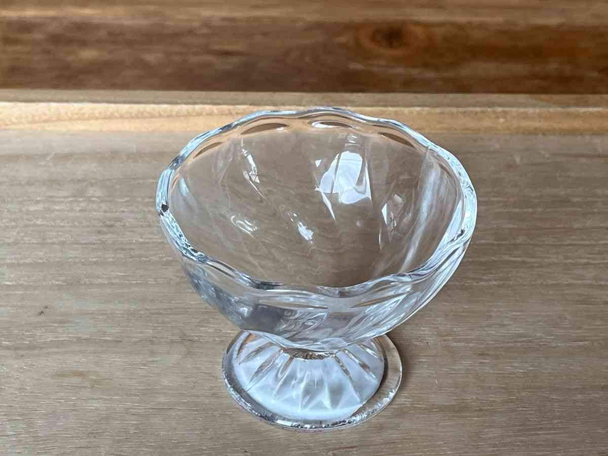 セリアの「デザートグラス（スパイラル）150ml」