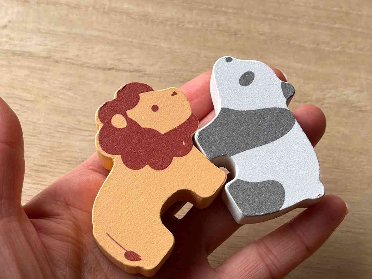 セリアの「木製おままごと 動物 2P」のサイズ感