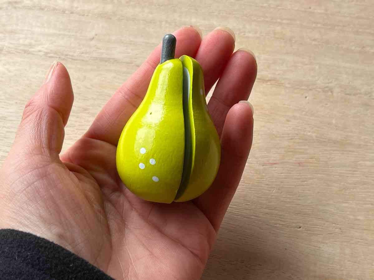 セリアの「木製おもちゃ フルーツ」は半分にカットして遊べる