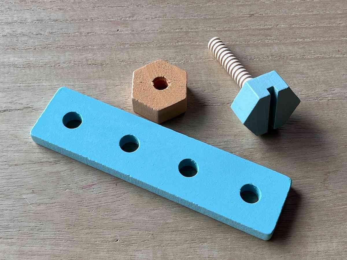 セリアの「木製おもちゃ 工具 部品」