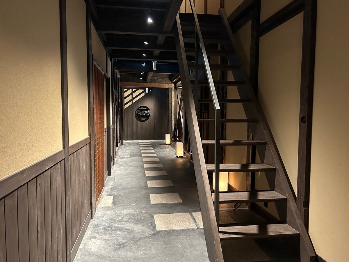 1階の土間から階段で2階へ