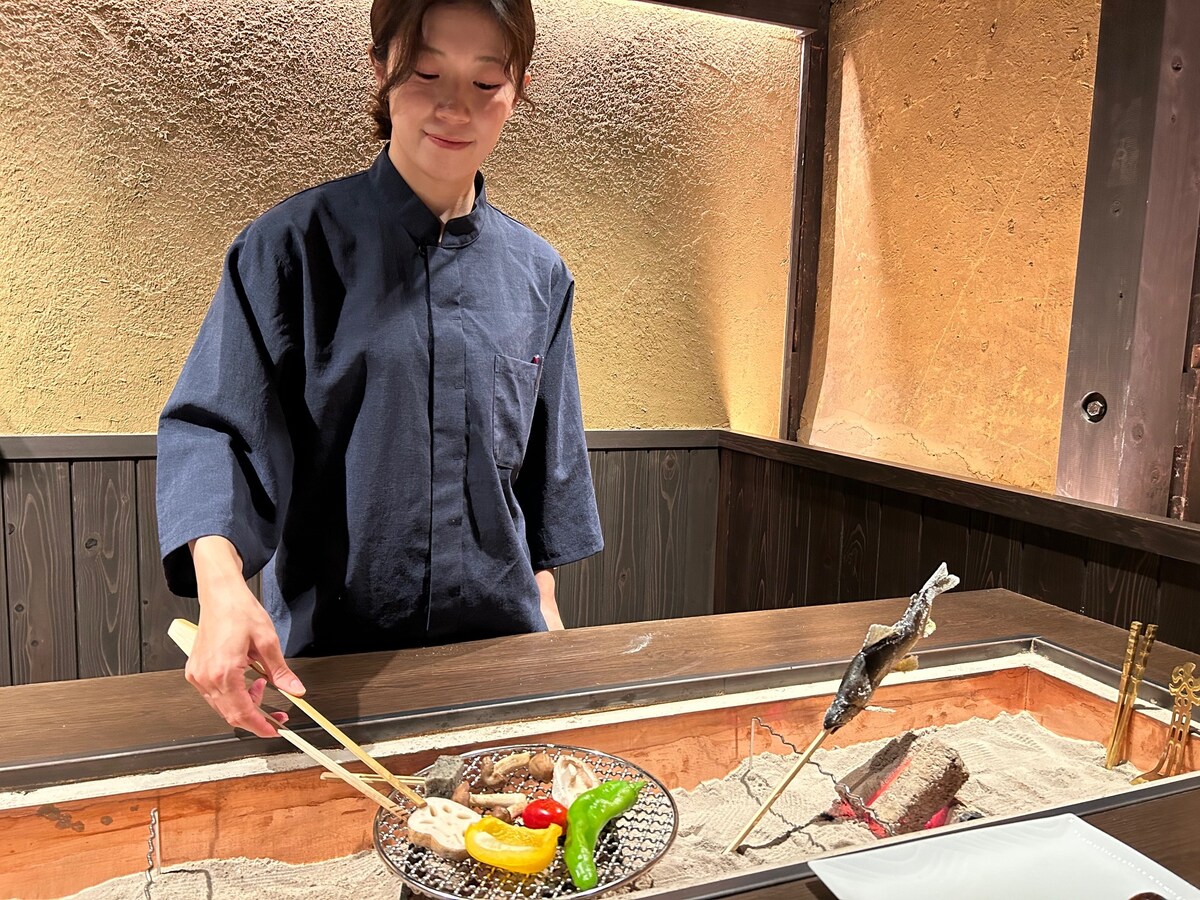 スタッフによる炭火焼