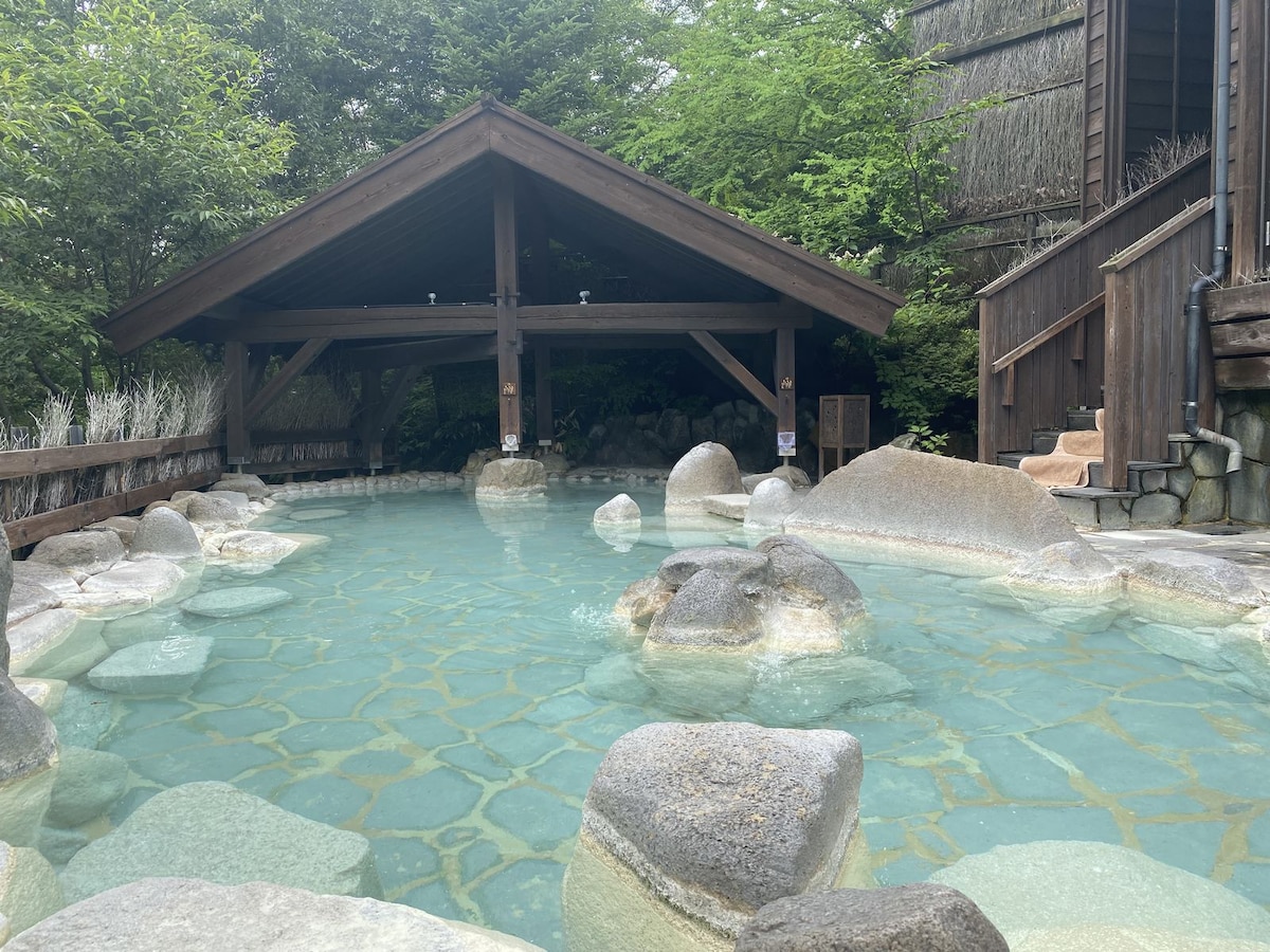 「大湯処 季の湯」の露天風呂「葉隠れの湯」。高台にある宿ならではの落ち着いた空間になっている