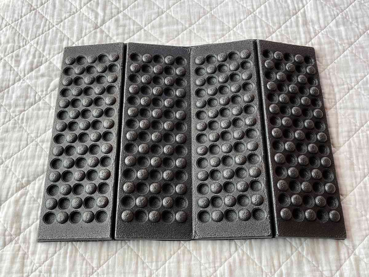 ダイソーの「サウナマット グレー」を広げた状態