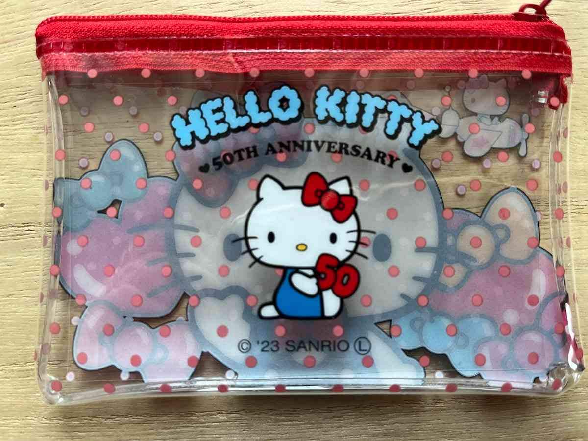 ダイソーの「フラットポーチ（S） キティ 50周年」の裏側