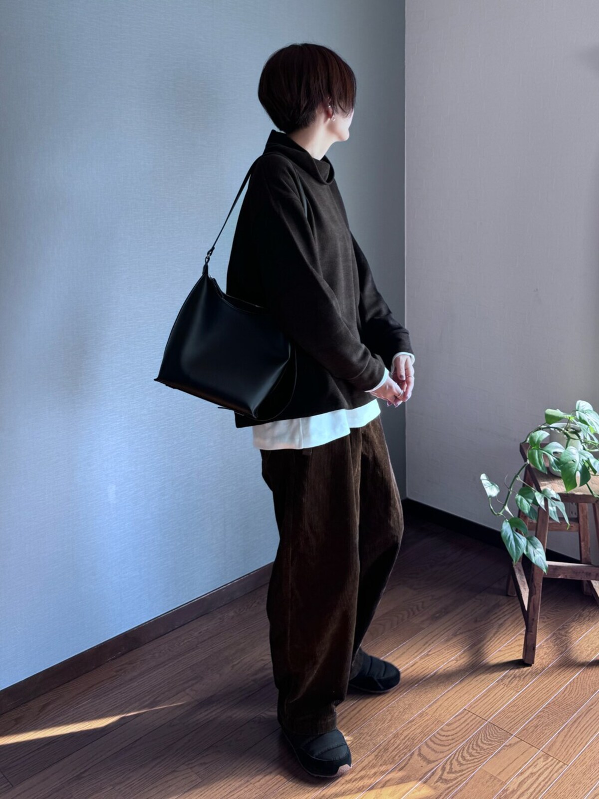 フリースのトップス＆コーデュロイパンツにバッグとユニクロで揃えたコーディネート　出典：WEAR