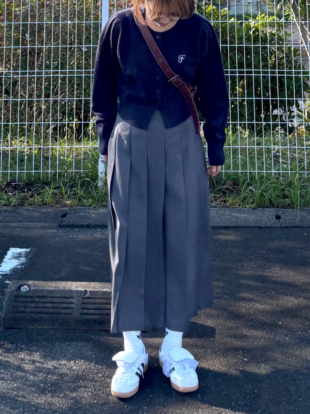 ロング丈＆太いプリーツ幅で新鮮なスカートコーデに　出典：WEAR
