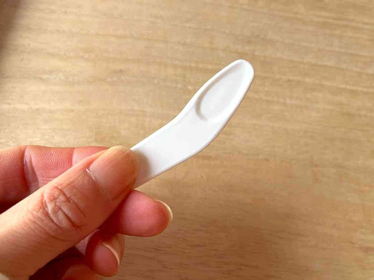 ダイソーの「メイクスパチュラ」はスプーンのような形