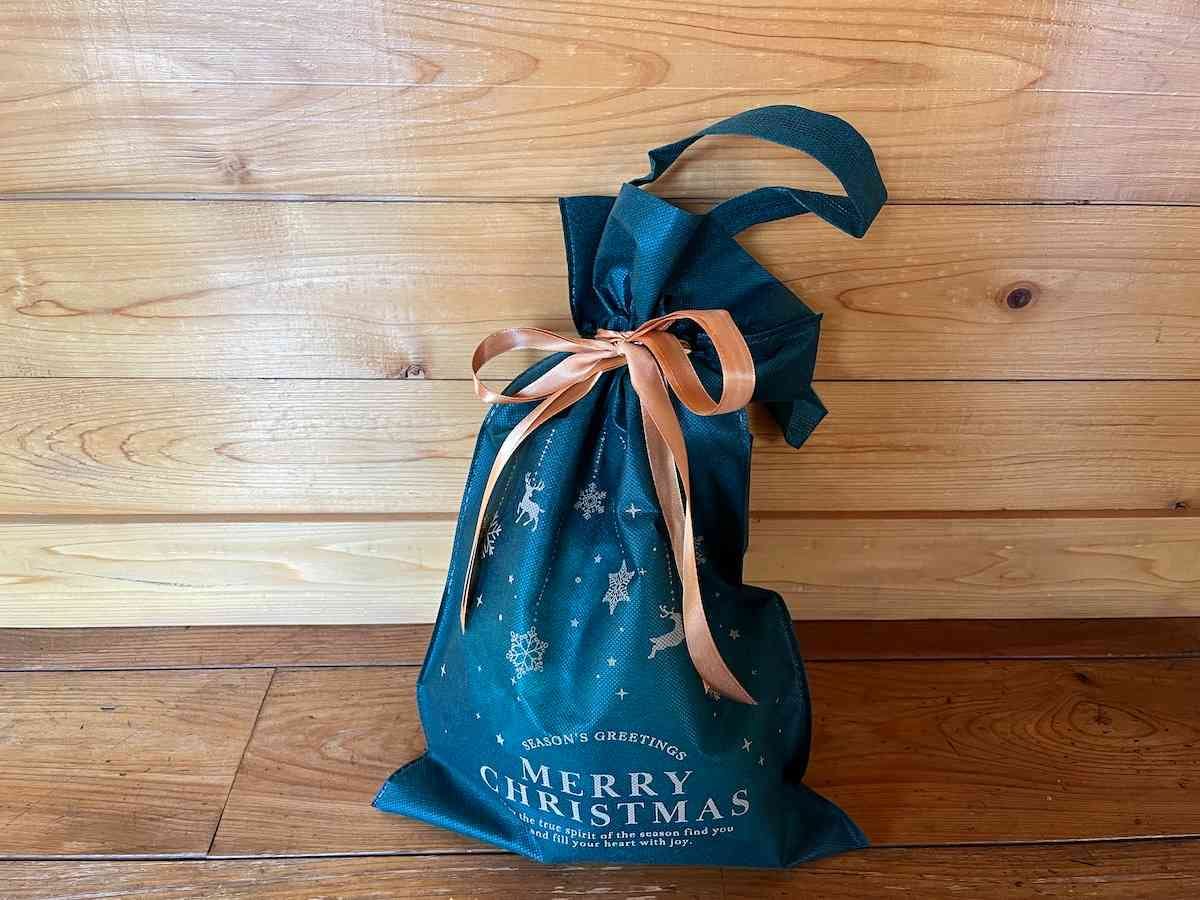 ダイソーの「不織布バッグ（シルエットデザイン、28cm×42cm、ハンドル付）」は巾着のようにできる
