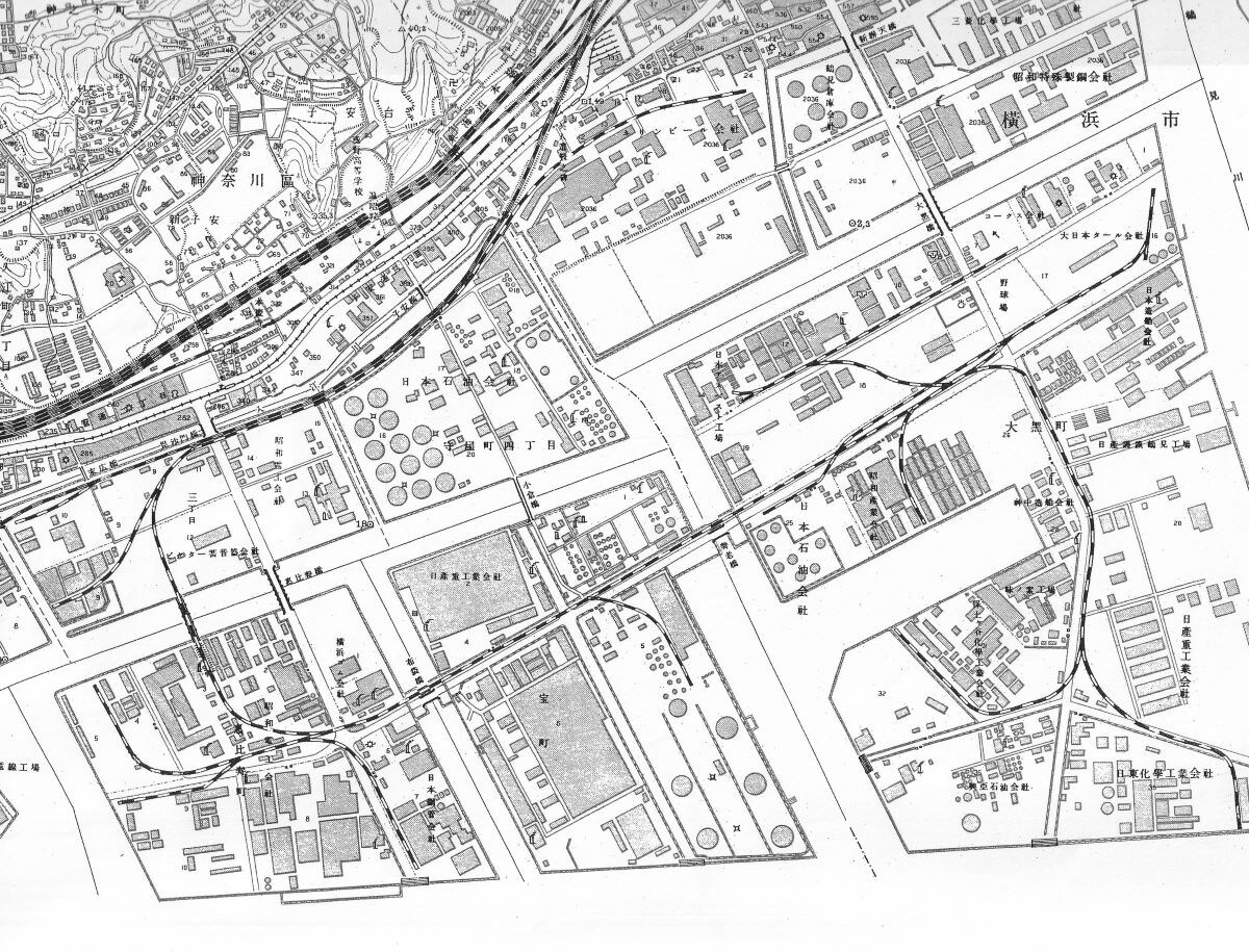 1954(昭和29)年発行の生麦エリアの地形図。中央上で東海道線から高島線が分岐し、さらに入江駅で新興線が分岐。新興線から多くの専用線が分岐している(出典:国土地理院地形図)