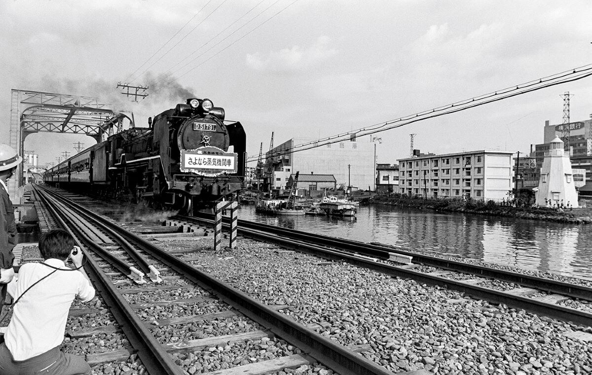 1970(昭和45)年10月、横浜の臨港貨物線(現・汽車道)を力走する「さよなら蒸気機関車号」(撮影:神奈川新聞社)