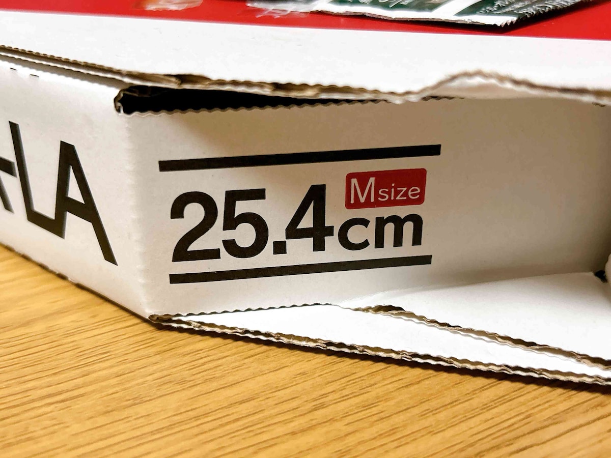 ピザーラのピザは箱にもサイズが書いてあるので分かりやすい。Mサイズは直径25.4cm