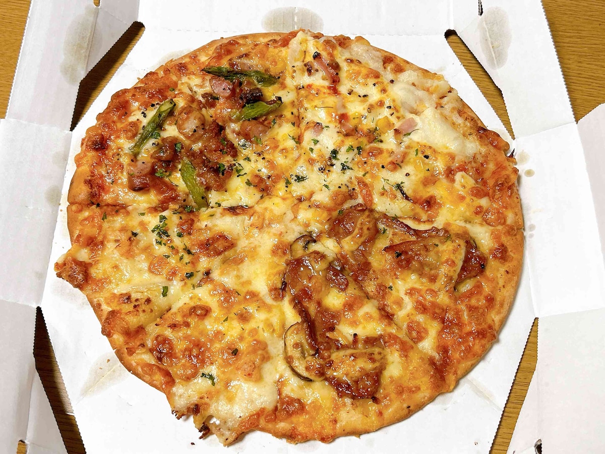 「ピザーラカニマヨ」「ポテト＆厚切りベーコン」「テリヤキチキン」「粗びきソーセージ＆アスパラ」が楽しめる「カニマヨキッズクォーター」