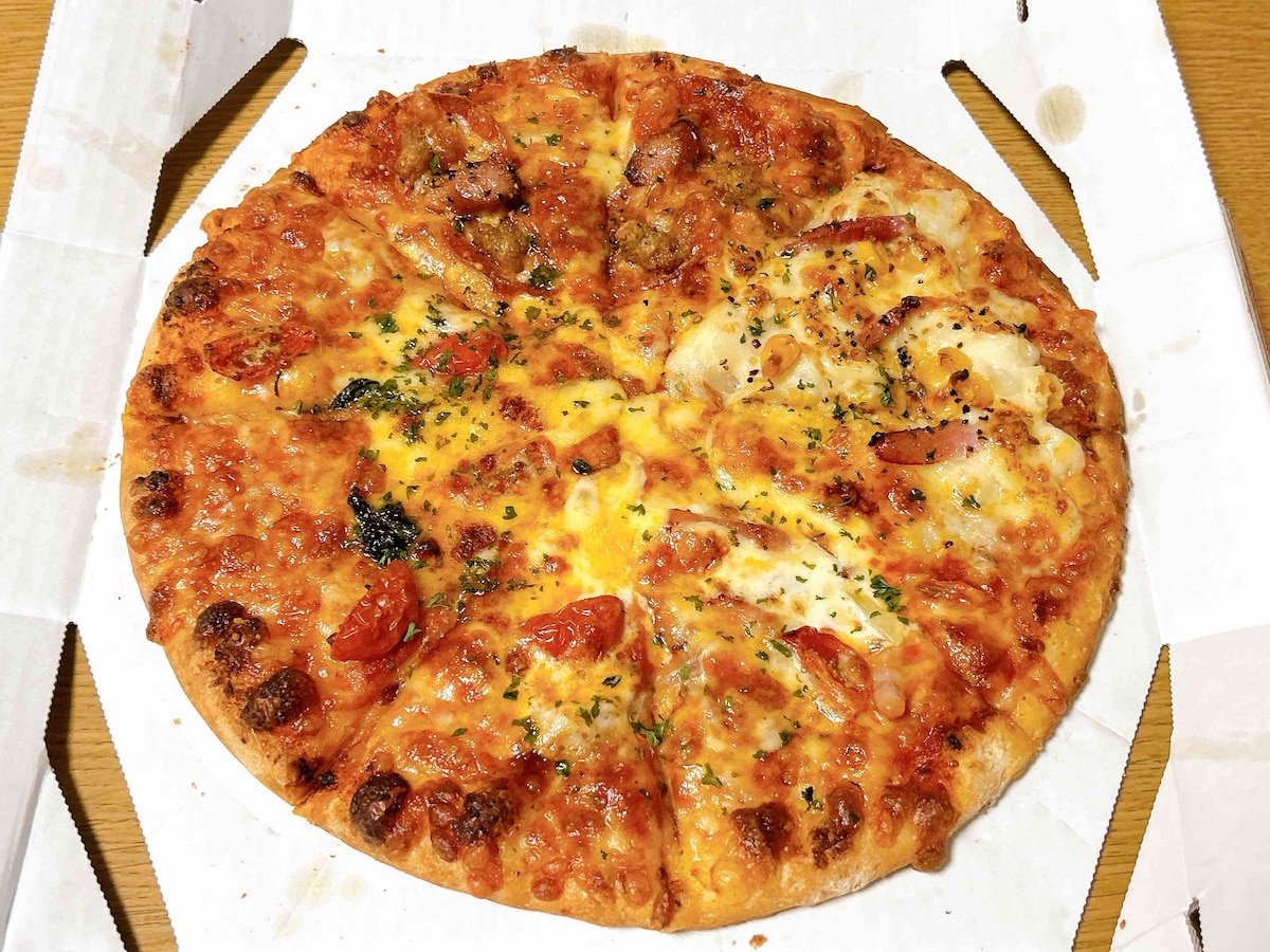 「とろけるチーズ＆トマト」「熟成サラミ＆ソーセージ」「ポテト＆厚切りベーコン」「マルゲリータ」の4種類が揃う「とろけるチーズのクォーター」