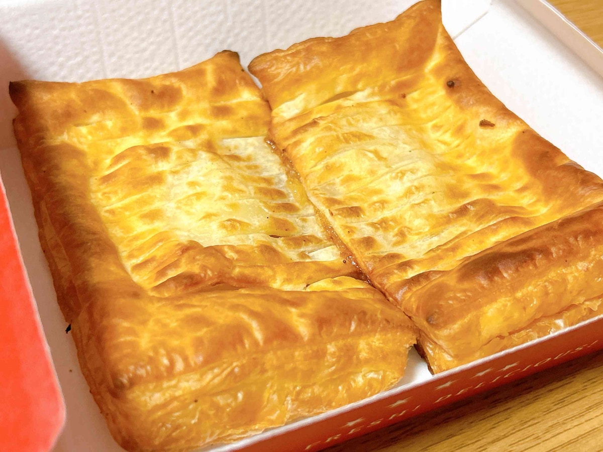 サクサク生地とシナモン風味のりんごがたまらない「焼きたてアップルパイ」