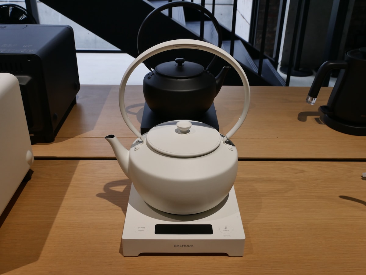バルミューダが2024年11月6日に発売した温度調整機能付き電気ケトル「MoonKettle（ムーンケトル）」（直販価格2万7500円）