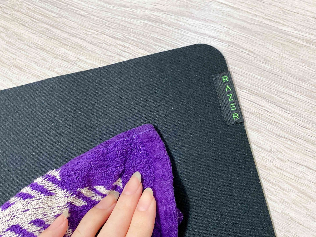 1.タオルなどを水に濡らしてよくしぼり、汚れた部分をやさしく拭き取る。