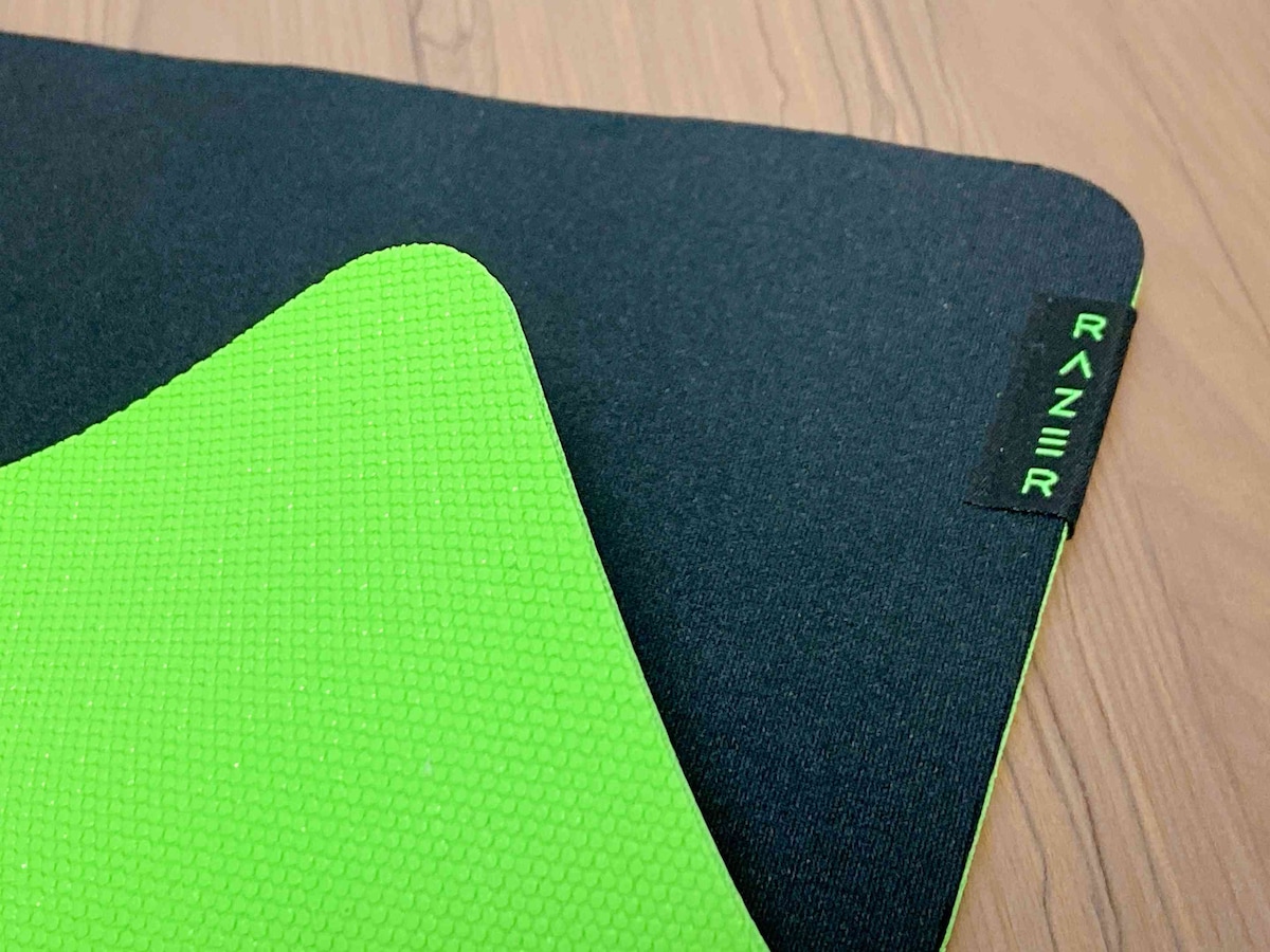 裏面の滑り止め加工がやや弱く、エッジのステッチ加工もなし。耐久性が気になる